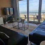 Appartement Met Zeezicht, Zwembad & Garage