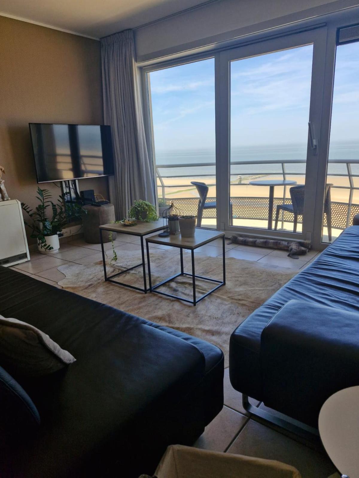 Appartement Met Zeezicht, Zwembad & Garage *